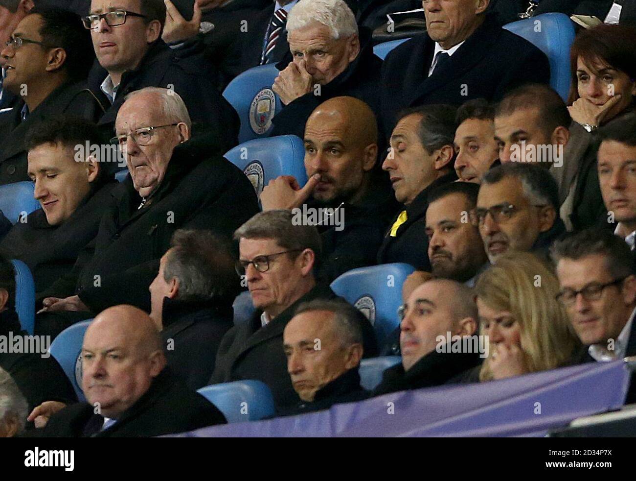 Il manager della città di Manchester Pep Guardiola (al centro) negli stand durante la UEFA Champions League, quarto finale all'Etihad Stadium, Manchester. Foto Stock