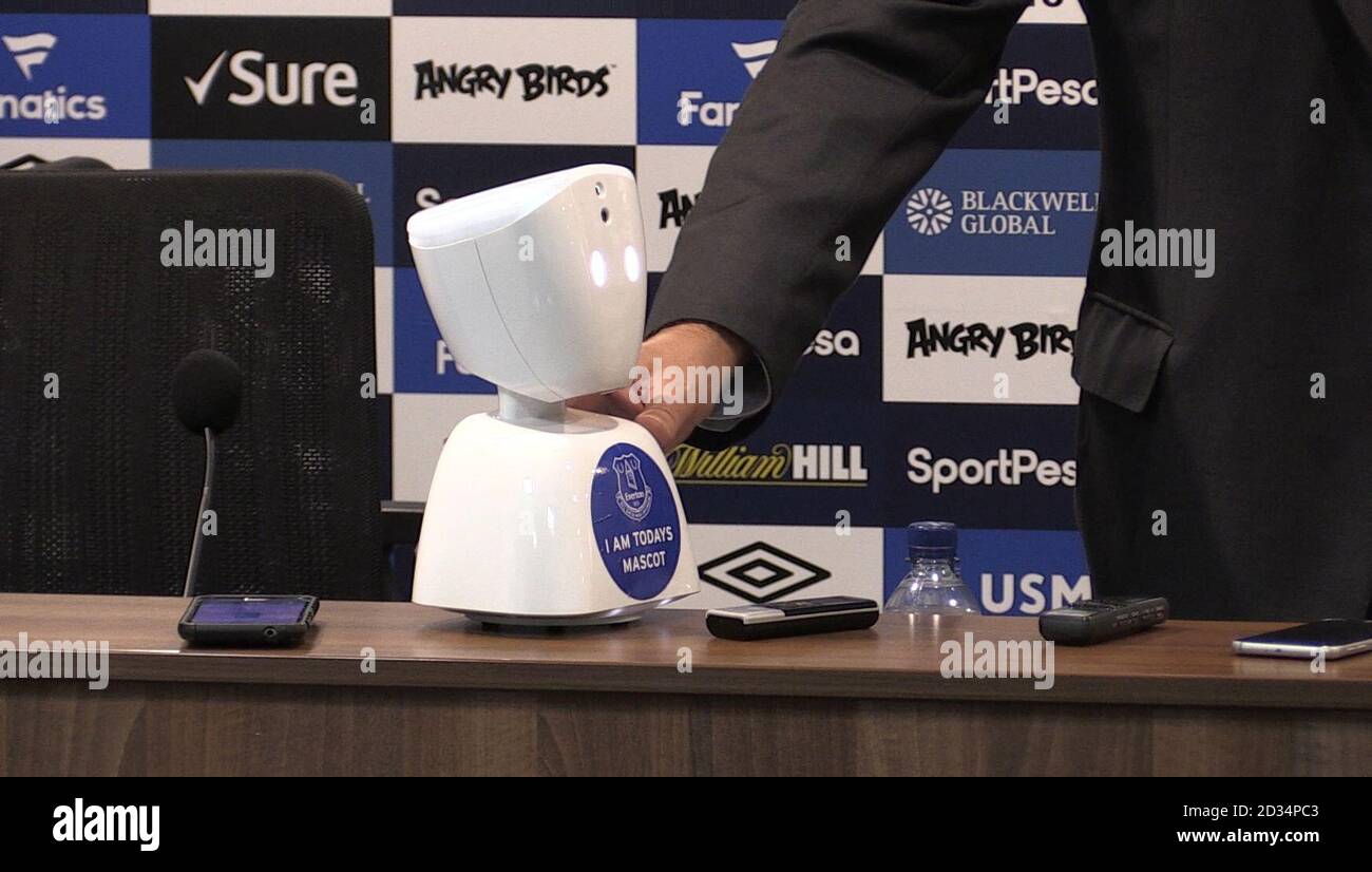 Schermata ripresa da PA Video del manager di Everton Sam Allardyce con la mascotte robot di telepresenza utilizzata nel gioco di oggi dopo la partita della Premier League al Goodison Park, Liverpool. Foto Stock