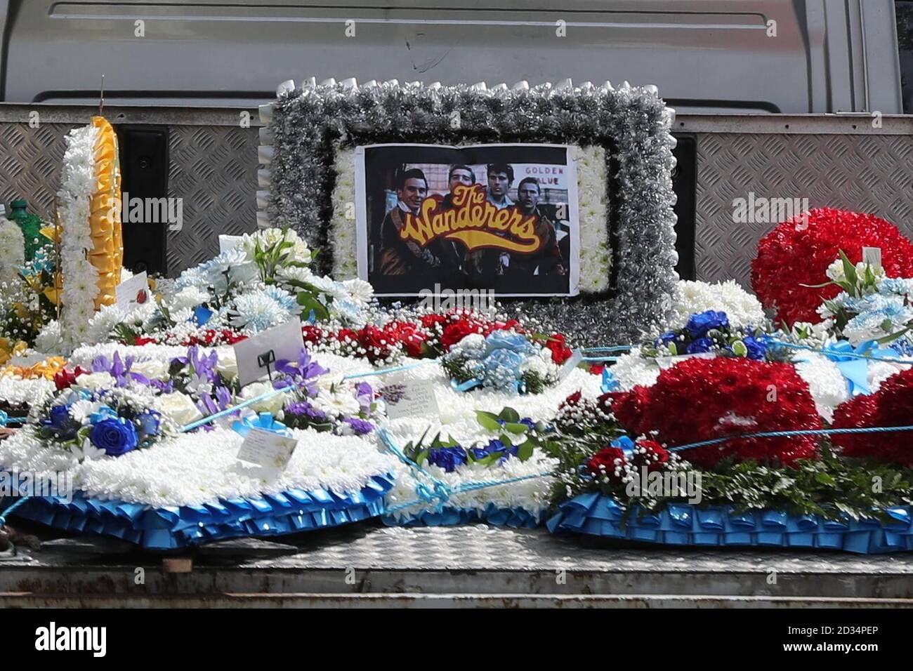 I fiori sono esposti sul retro di un veicolo che fa parte del corteo funebre del burglar Henry Vincent, che è stato pugnalato da un pensionato dopo essere stato spezzato nella sua casa lascia la chiesa di St Marys a St Mary Cray, Kent. Foto Stock
