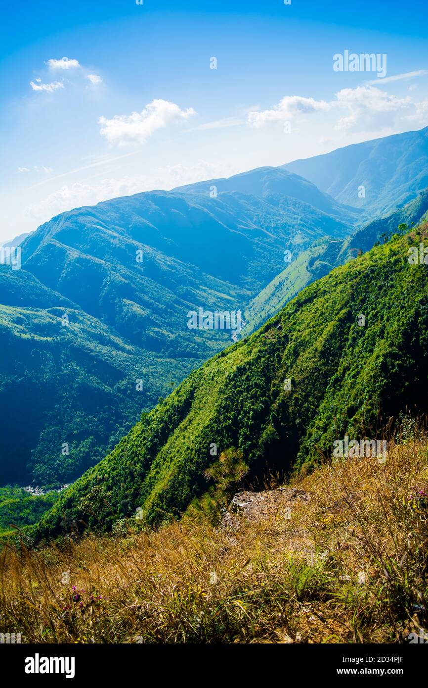 Vista naturale delle montagne ripiegate e delle verdi valli lussureggianti con cielo limpido e nuvole di Cherrapunji, Megalaya, India del Nord Est Foto Stock