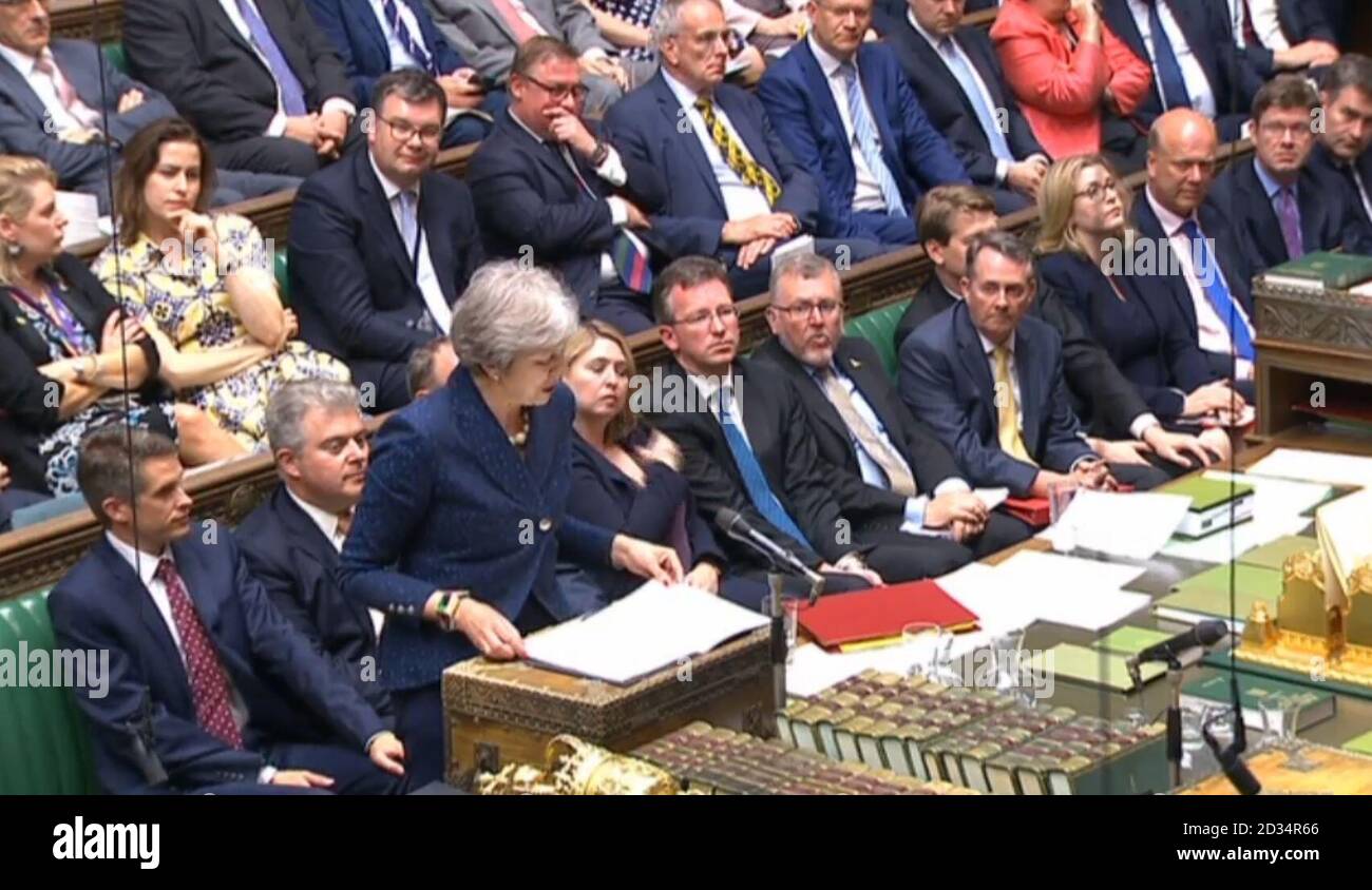 Il primo ministro Theresa Maggio aggiornamenti MPs nella Camera dei Comuni di Londra su Chequers Brexit piano. Foto Stock