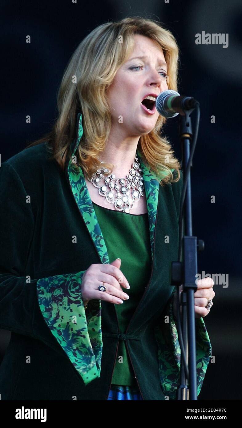 Gli scozzesi cantante e cantautore Fiona Kennedy esegue al autenticamente Scozzese concerto serale nel parco del Castello di Balmoral. Foto Stock