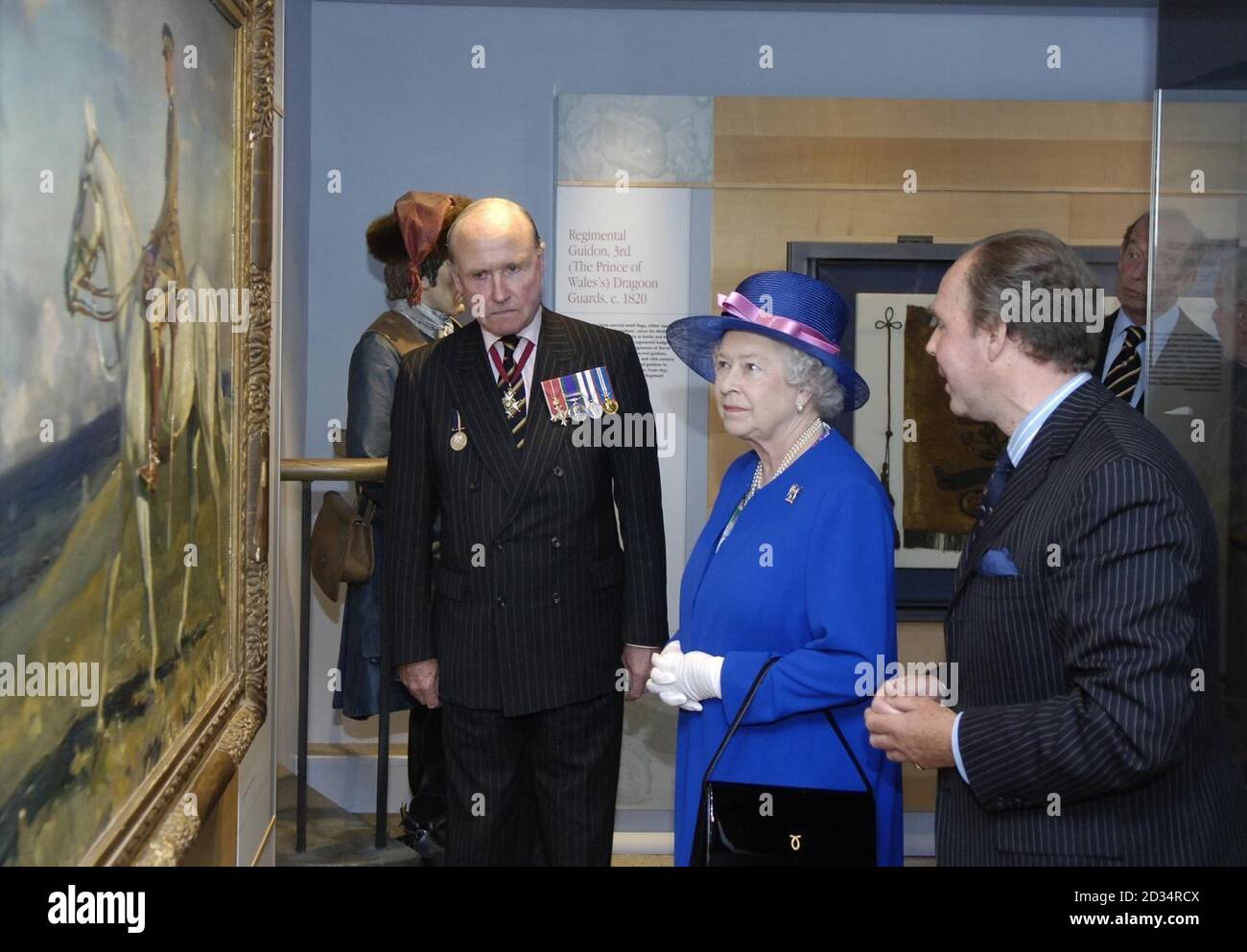 Durante una visita alla Regina Elisabetta II della Gran Bretagna, inaugura ufficialmente il nuovo museo da Â£1.5 milioni delle guardie del Dragone reale di Scozia presso il Castello di Edimburgo. Foto Stock