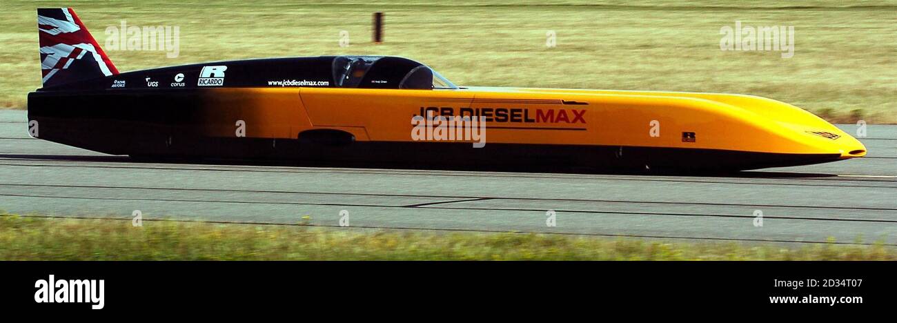 Wing Commander Andy verde, durante il primo test del Diesel JCB Max Challenger a RAF Wittering, Cambridgeshire. Foto Stock