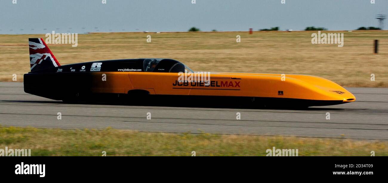 Wing Commander Andy verde, durante il primo test del Diesel JCB Max Challenger a RAF Wittering, Cambridgeshire. Foto Stock