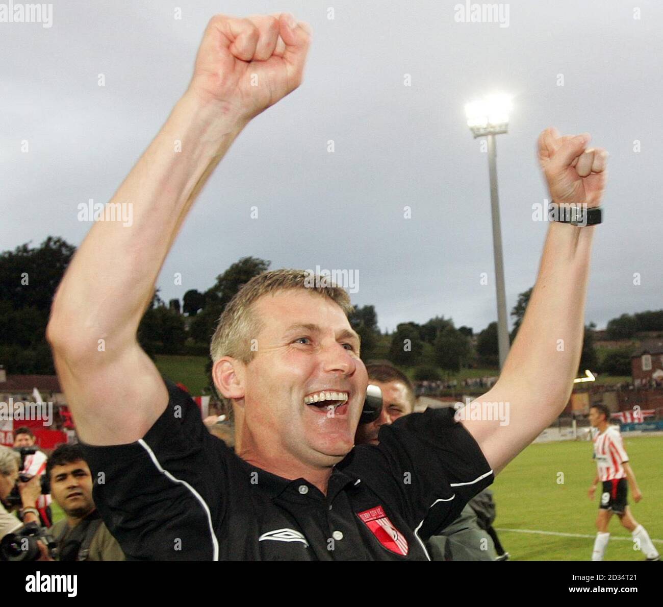 Stephen Kenny, manager di Derry City, festeggia dopo aver sconfitto l'IFK Gothenburg durante la prima partita di qualificazione della Coppa UEFA al Brandywell Stadium di Derry. Foto Stock