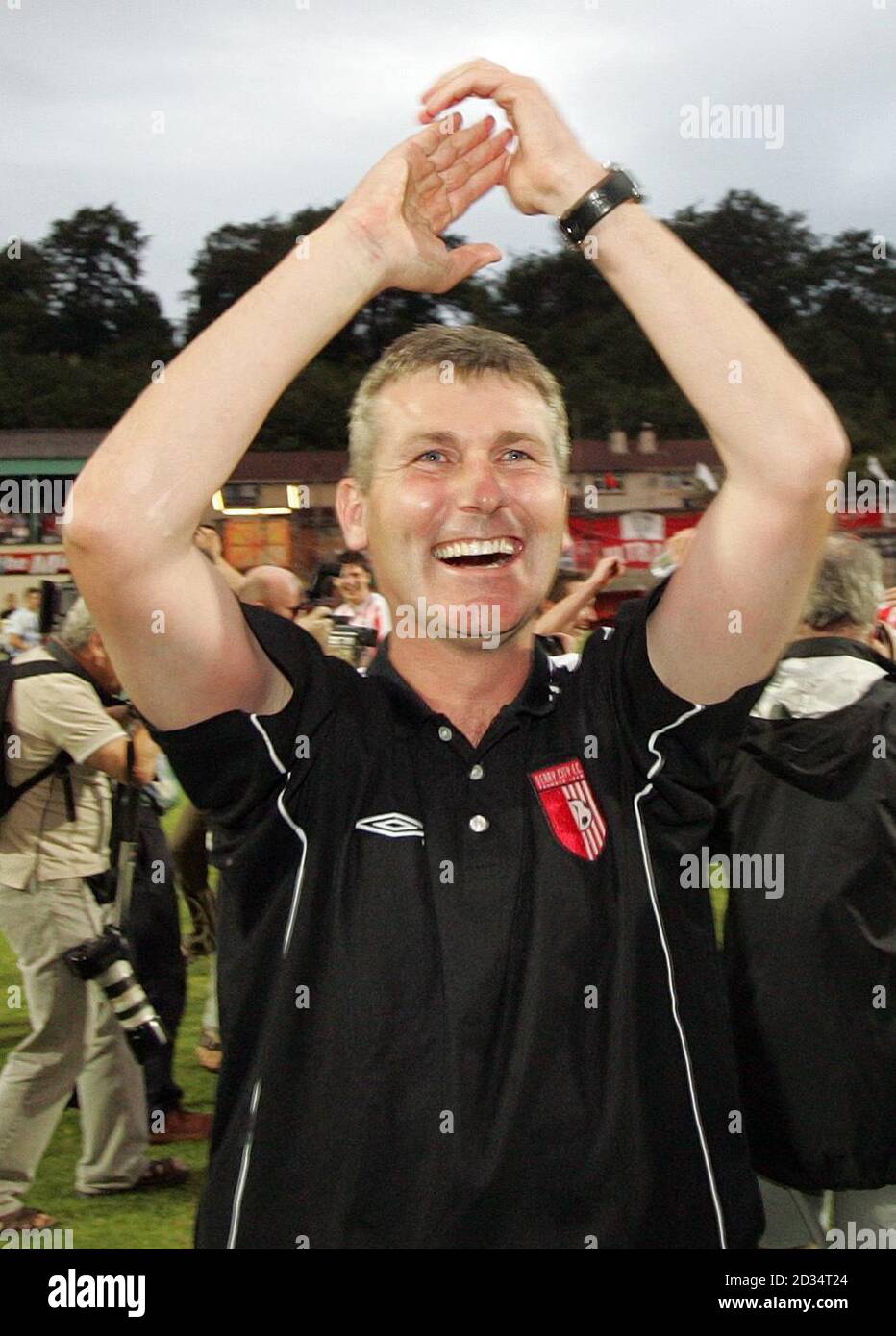 Stephen Kenny, manager di Derry City, festeggia dopo aver sconfitto l'IFK Gothenburg durante la prima partita di qualificazione della Coppa UEFA al Brandywell Stadium di Derry. Foto Stock