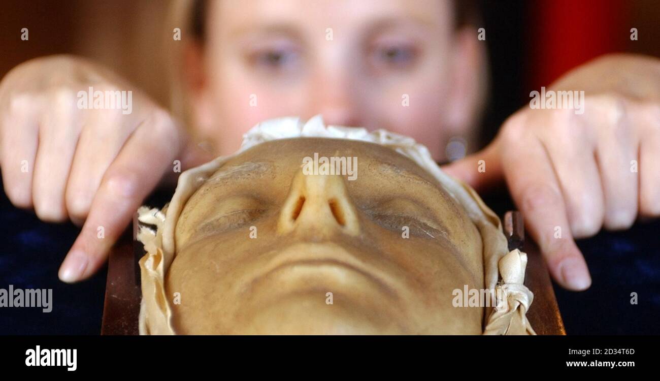 Victoria Crake, dipendente di Lione e Turnbull, guarda la maschera di morte di Mary Queen of Scots, che è in mostra all'asta di Edimburgo. Foto Stock