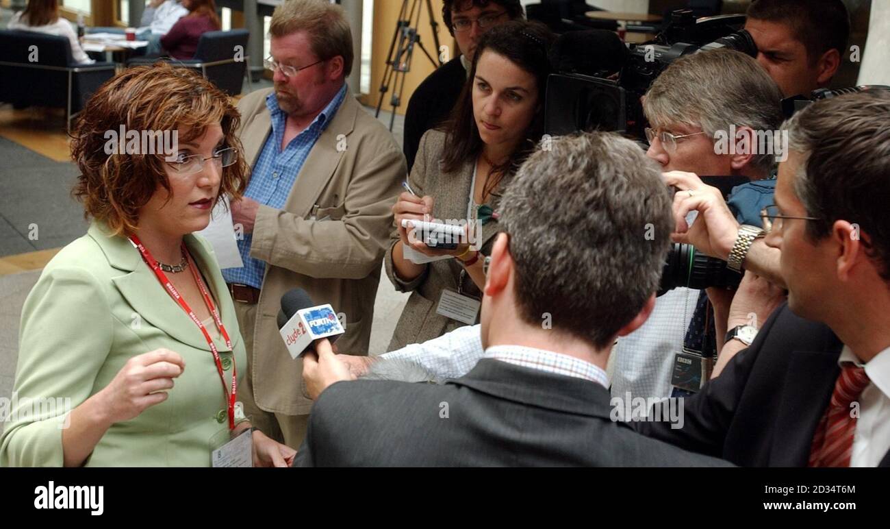 Il Consolato Generale degli Stati Uniti Cecile Shea parla ai media durante una conferenza stampa al Parlamento scozzese a Edimburgo, dopo aver parlato con MSP sull'uso dell'aeroporto di Prestwick per il trasporto di armi in Israele. Foto Stock