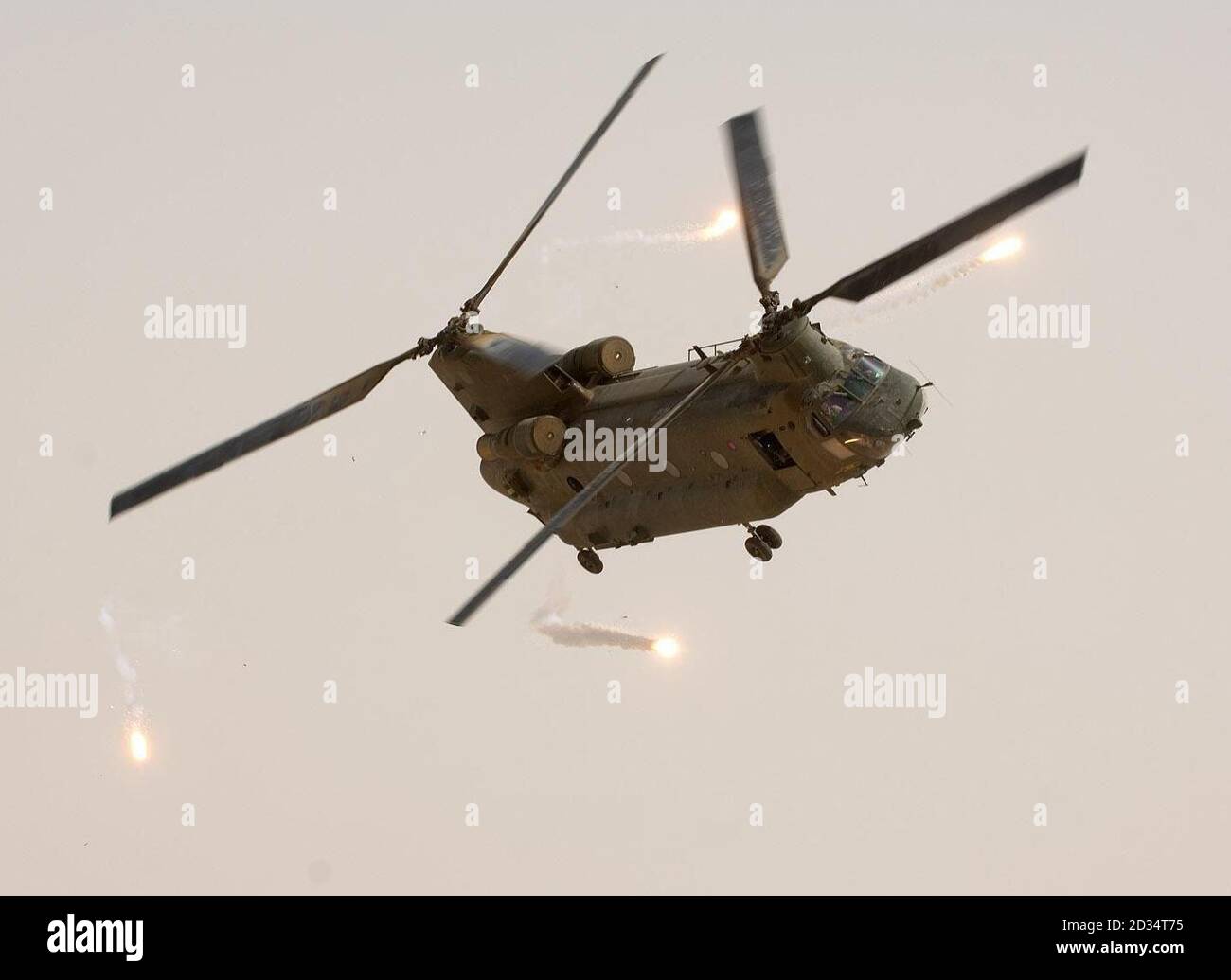 A CH-47 Chinook of B Flight, 27 Sqn RAF che opera al di fuori del Camp Bastion 'pops' una serie di svasature progettate per contrastare missili alla ricerca di calore sopra la provincia di Helmand, Afghanistan. Foto Stock
