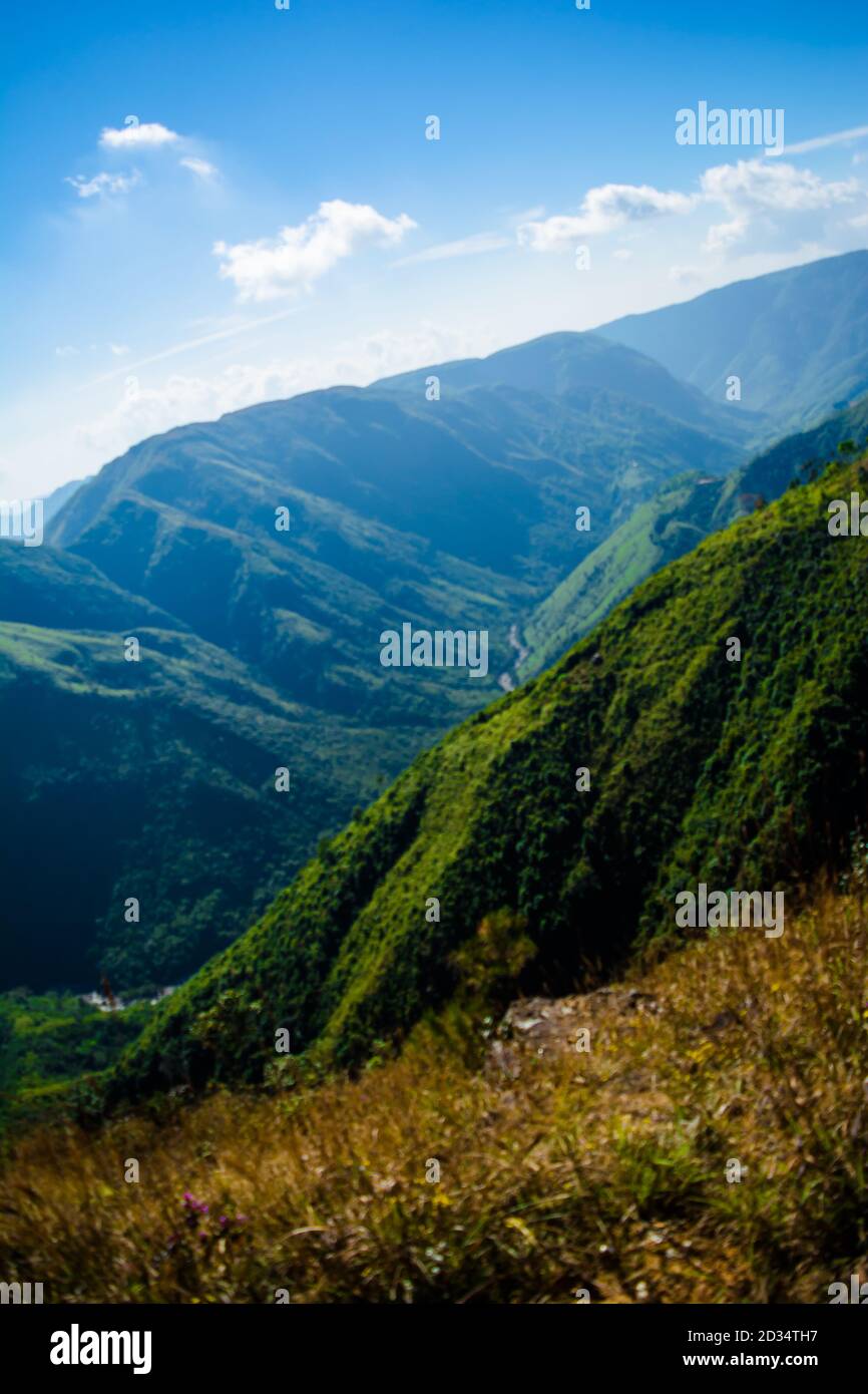 Vista naturale delle montagne ripiegate e delle verdi valli lussureggianti con cielo limpido e nuvole di Cherrapunji, Megalaya, India del Nord Est Foto Stock