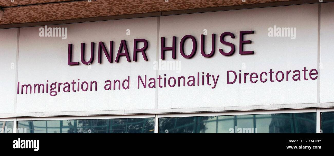 Il cartello fuori Lunar House a Croydon, Surrey; l'ufficio che ospita la sede della direzione immigrazione e nazionalità e rilascia permessi ai lavoratori immigrati. Foto Stock