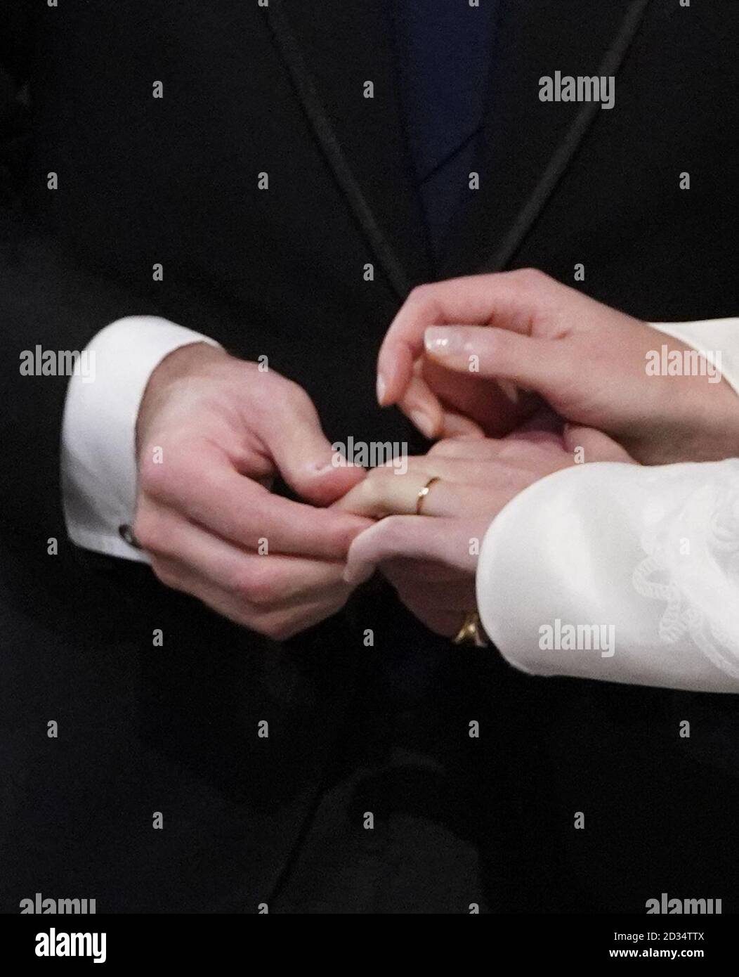 Jack Brooksbank mette l'anello sul dito della sposa principessa Eugenie durante la cerimonia di nozze alla St George's Chapel nel Castello di Windsor. Foto Stock