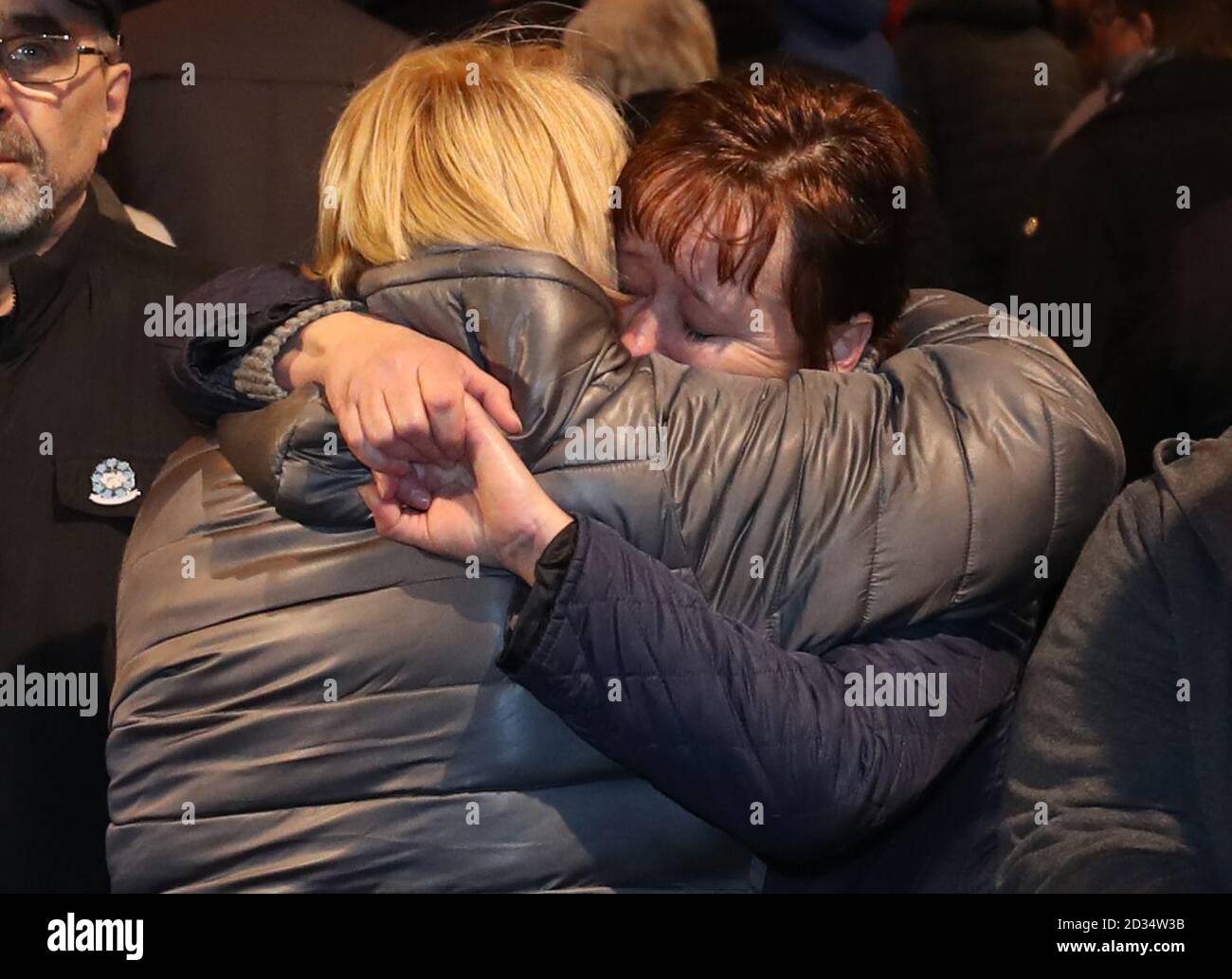 Michelle Williamson la cui madre e padre morì in Shankill bomba è confortato durante un memoriale di marzo a Belfast, per il XXV anniversario delle atrocità di cui nove persone innocenti sono stati uccisi da una bomba dell'IRA. Foto Stock