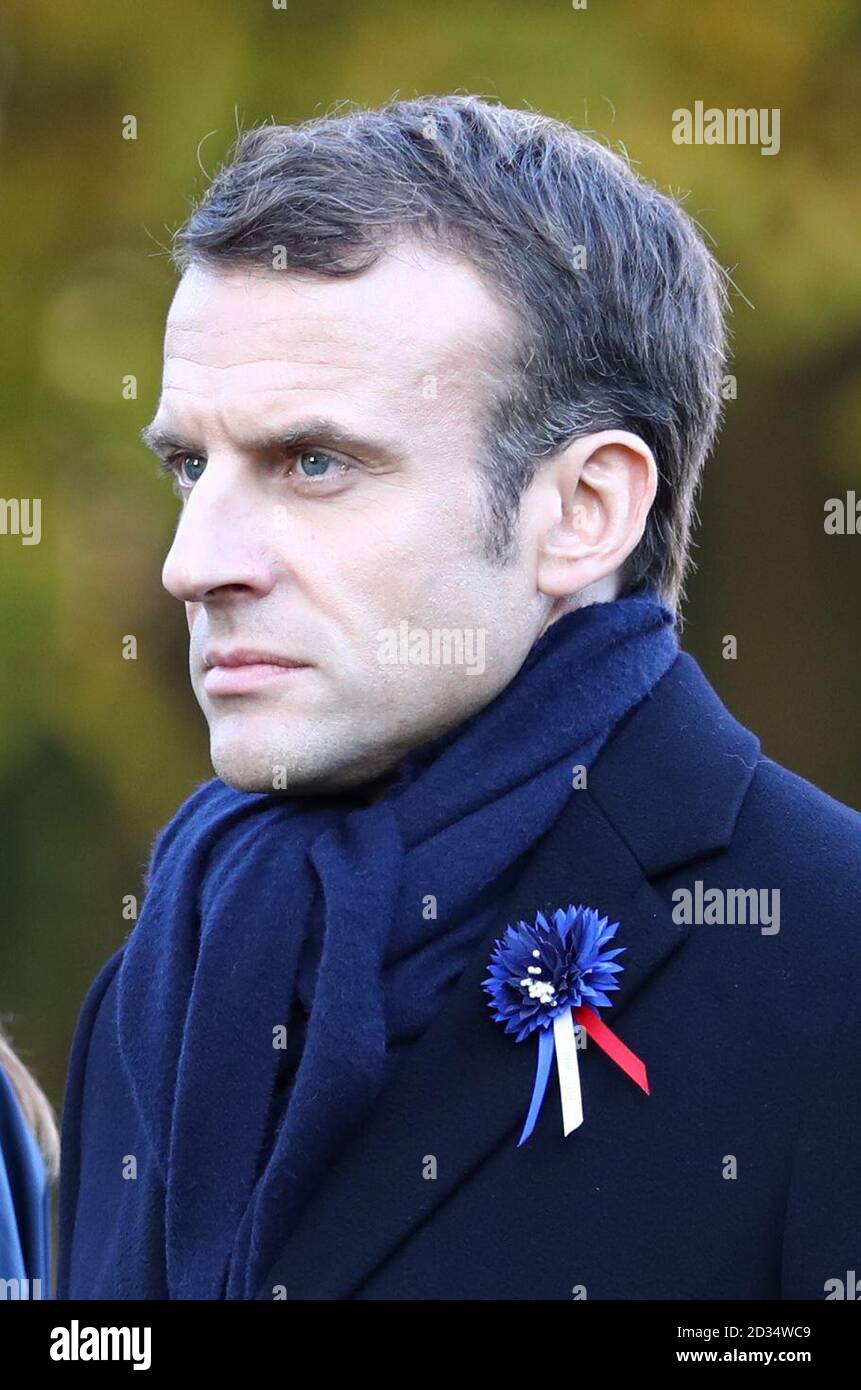 Il presidente francese Emmanuel Macron partecipa a una cerimonia di deposizione della corona al memoriale di Thiepval ad Authuille, Francia. Foto Stock