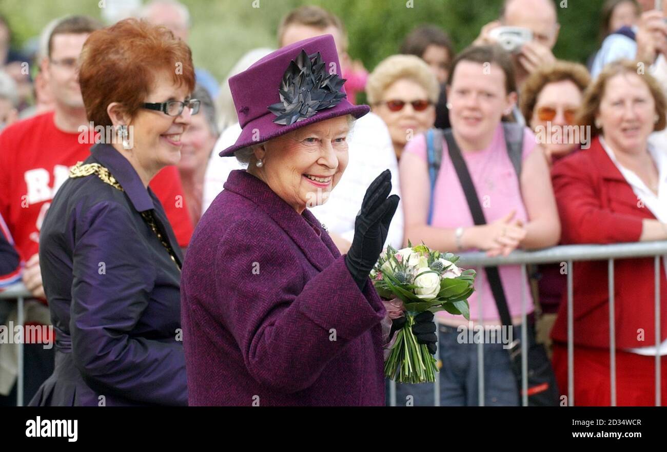 La Regina Elisabetta II della Gran Bretagna e il Lord Provost Liz Cameron partono dopo una visita alla Kelvingrove Art Gallery and Museum di Glasgow, a seguito del suo rinnovo di Â£28 milioni. Foto Stock