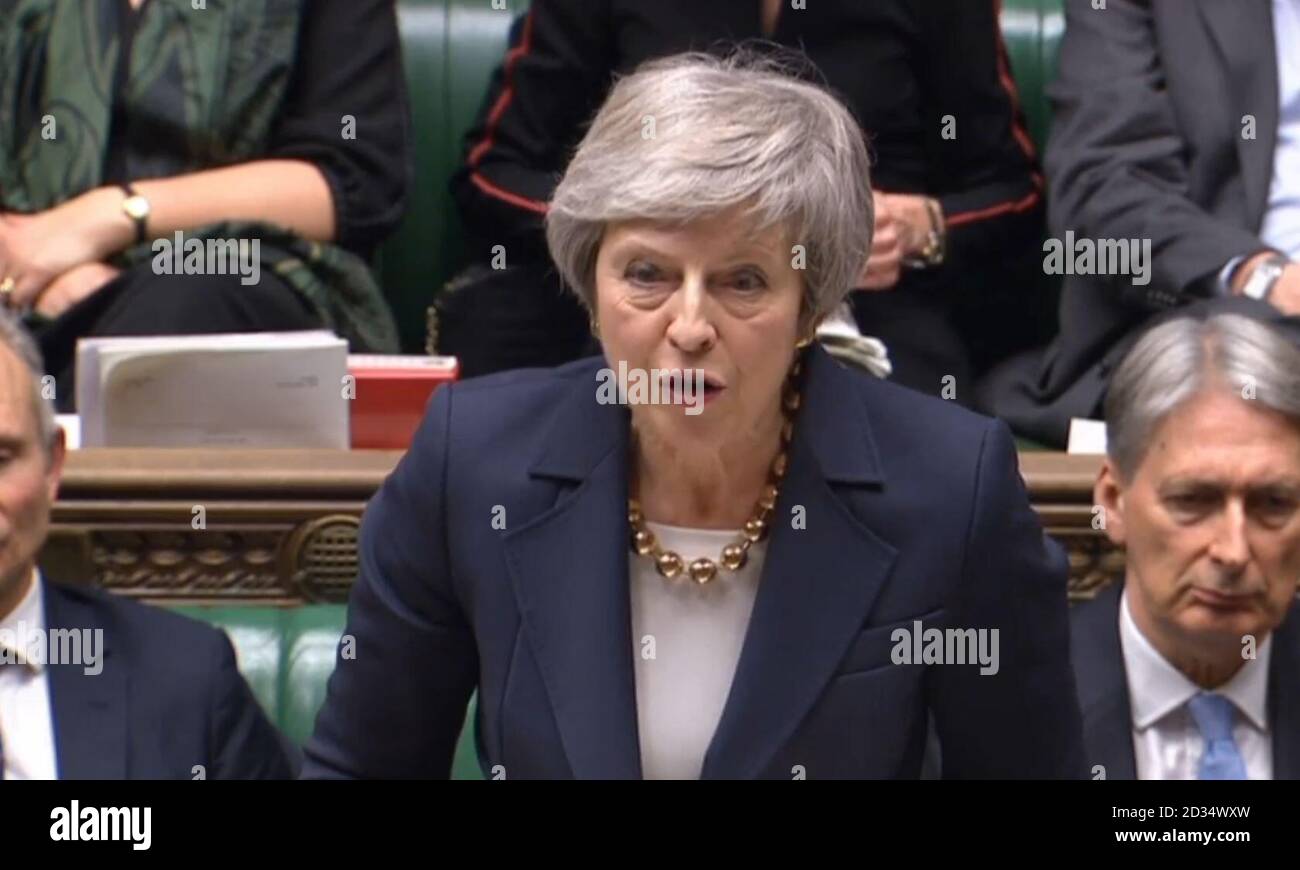 Il primo ministro Theresa May interviene alla Camera dei Comuni all'inizio di un dibattito di cinque giorni sull'accordo di ritiro dell'Unione europea. Foto Stock