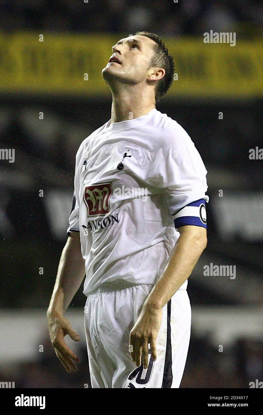 Robbie Keane di Tottenham si sforza dopo un'altra occasione persa durante la prima partita della Coppa UEFA, seconda partita contro Slavia Prague a White Hart Lane, Londra. Foto Stock