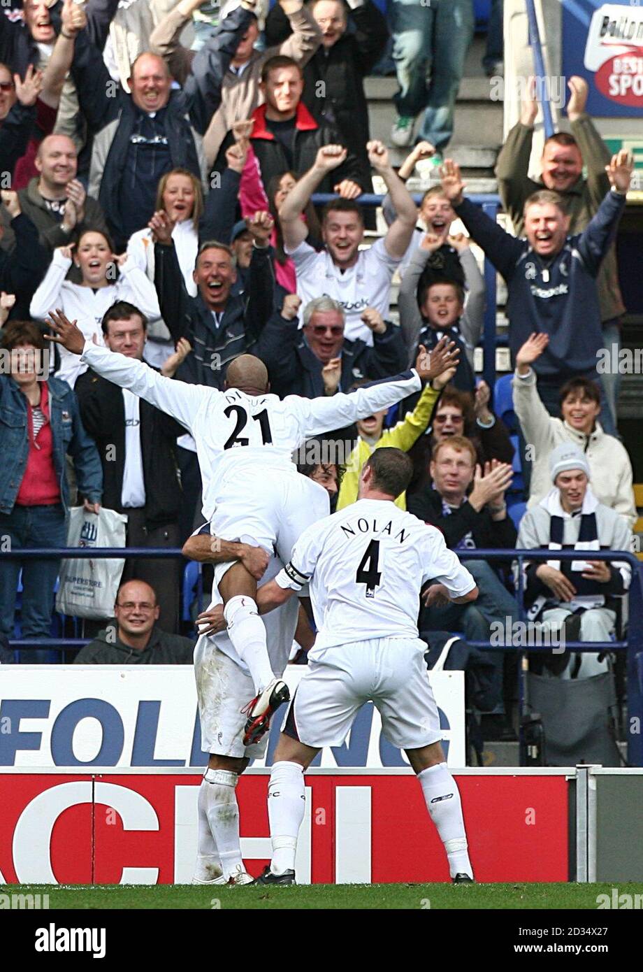 I giocatori di Bolton Wanderers celebrano l'obiettivo di Ivan campo davanti ai loro fan. Foto Stock