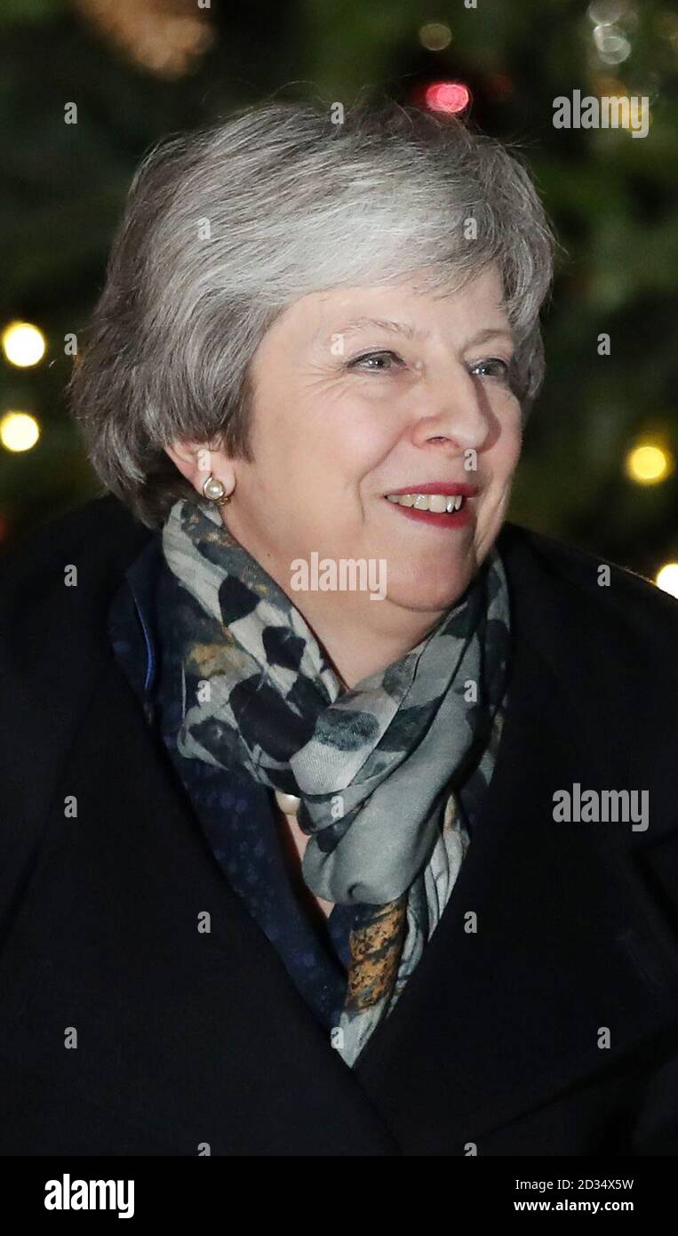 PRODOTTO ALTERNATIVO: Il primo ministro Theresa May ritorna a 10 Downing Street, Londra, dopo che i deputati conservatori hanno avuto un voto di fiducia nella sua leadership. Foto Stock