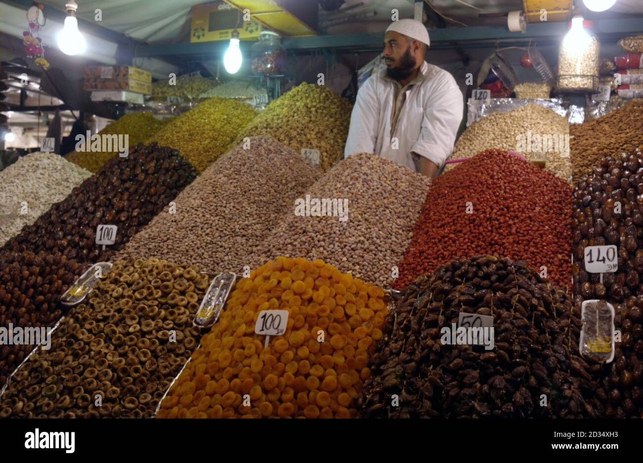 Frutta secca e date in vendita nella piazza Jemaa-el-Fna di notte nella Medina, Marrakech, Marocco Foto Stock