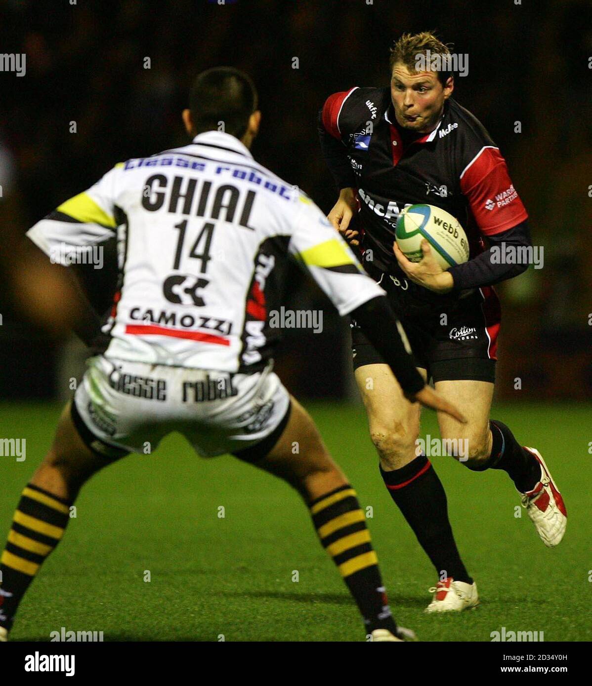 Vendita Sharks' Steve Hanley (a destra) in azione contro Michael Gallinetti di Calvisano durante la Heineken Cup, pool tre partite a Edgeley Park, sale. Foto Stock