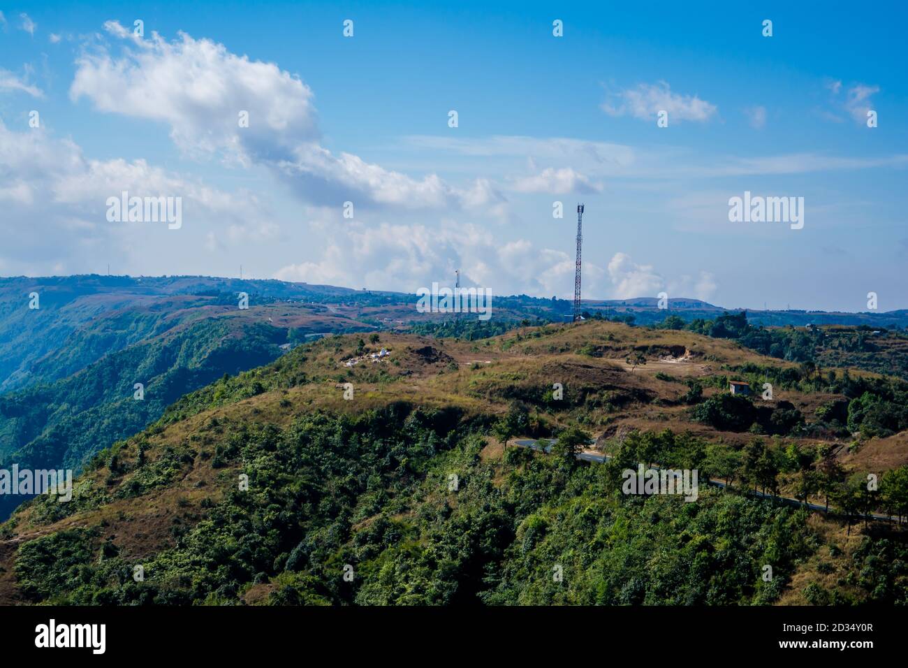 Vista naturale delle montagne ripiegate e delle verdi valli lussureggianti con cielo limpido e nuvole di Cherrapunji, Megalaya, India del Nord Est Foto Stock