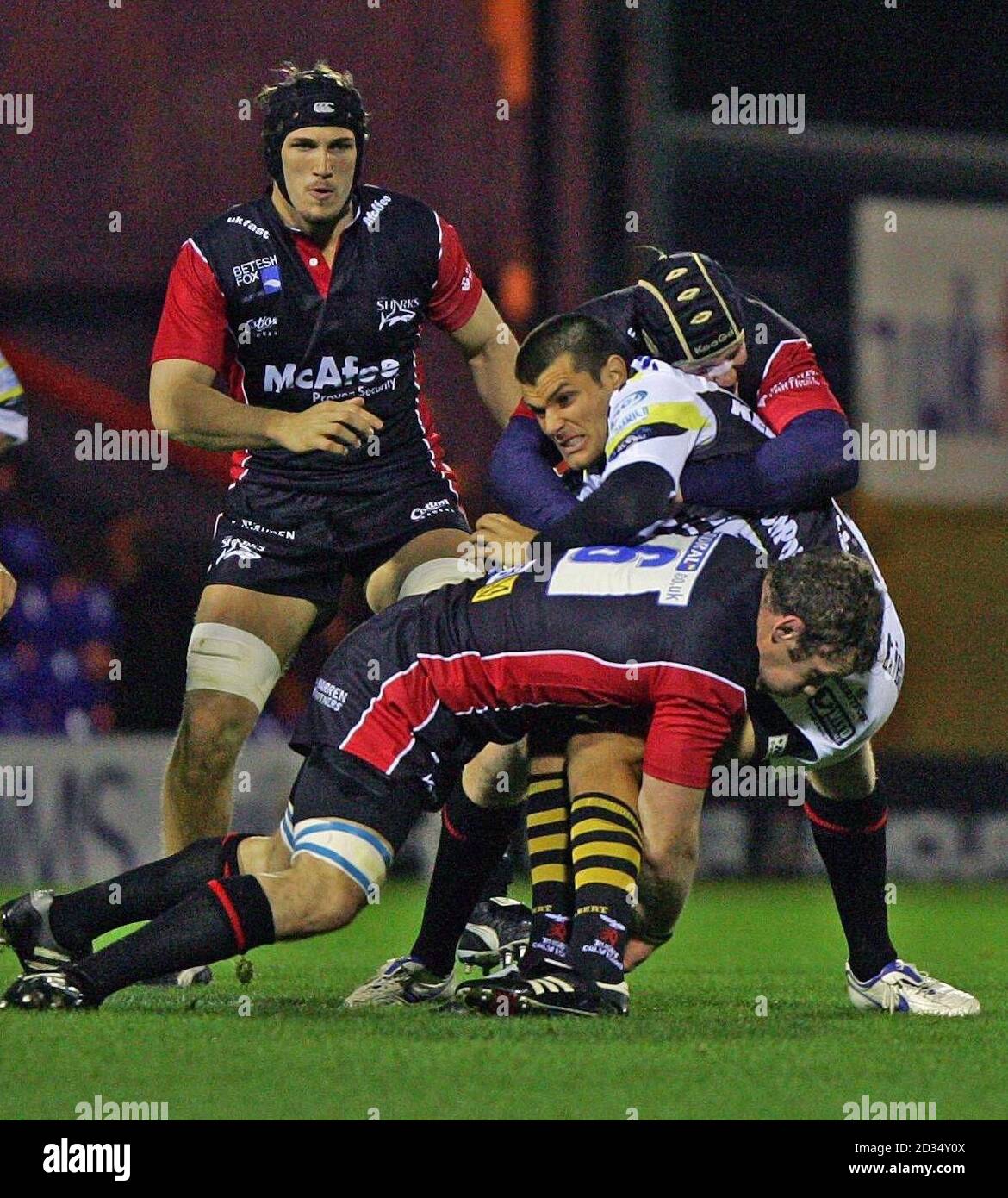 Michael Gallinetti di Calvisano (centro) è affrontato da sale Sharks difesa durante la Heineken Cup, pool tre partita a Edgeley Park, sale. Foto Stock