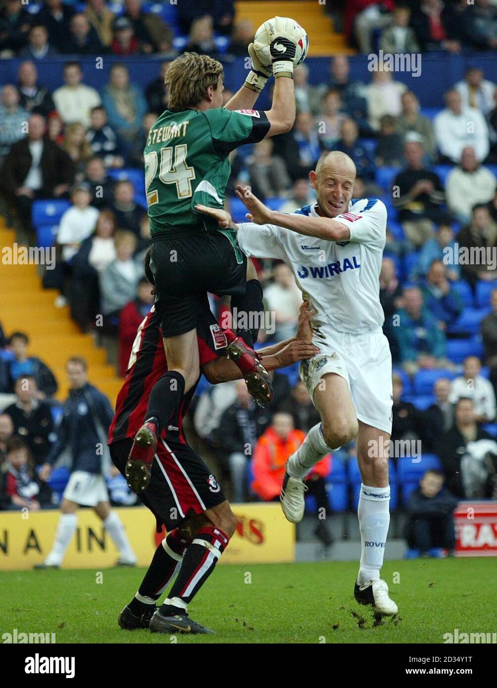 John Mullin di Tranmere (a destra) è battuto alla palla da Gareth Stewart di Bournemouth durante la partita della Coca-Cola League uno al Prenton Park, Birkenhead. Foto Stock