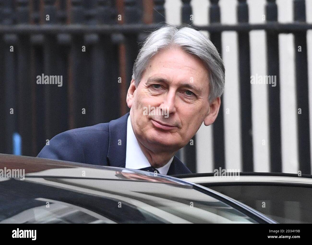 Il cancelliere dello scacchiere Philip Hammond lascia Downing Street, Londra, davanti al Primo Ministro di domande alla House of Commons. Foto Stock