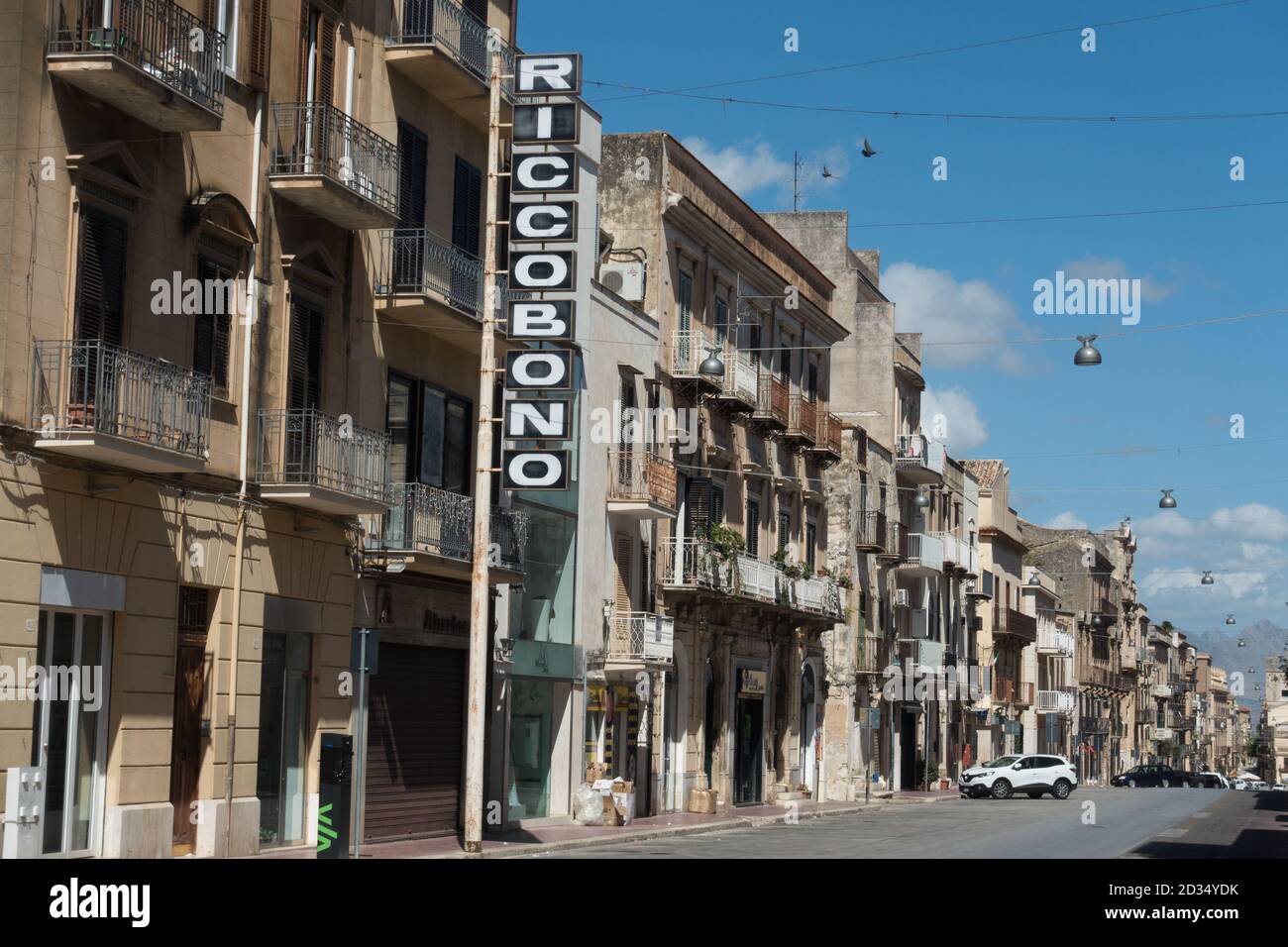 Strada principale nella città di Alcamo Sicilia Foto Stock