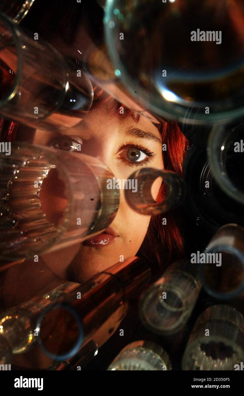 Su Wilson si riflette nel suo retinoblastoma di lavoro che fa parte della mostra del College of Art Masters of Design di Edimburgo. Foto Stock