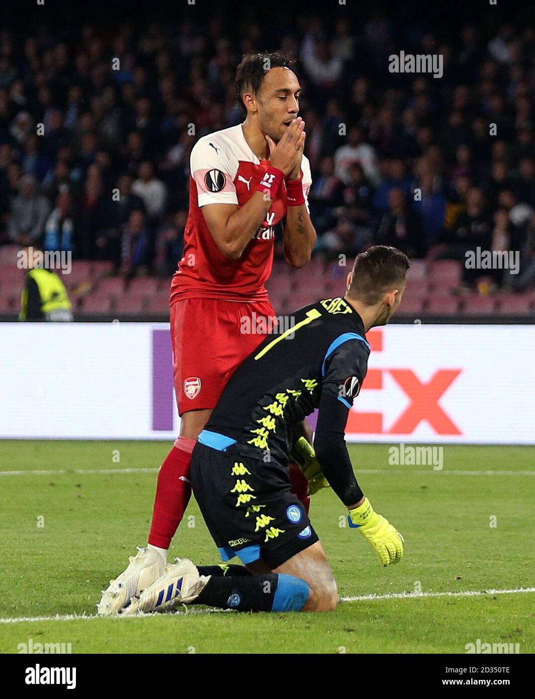 L'Arsenal Pierre-Emerick Aubrameyang rues ha perso un'occasione durante la seconda partita finale del quartiere UEFA Europa League allo stadio San Paolo di Napoli. Foto Stock