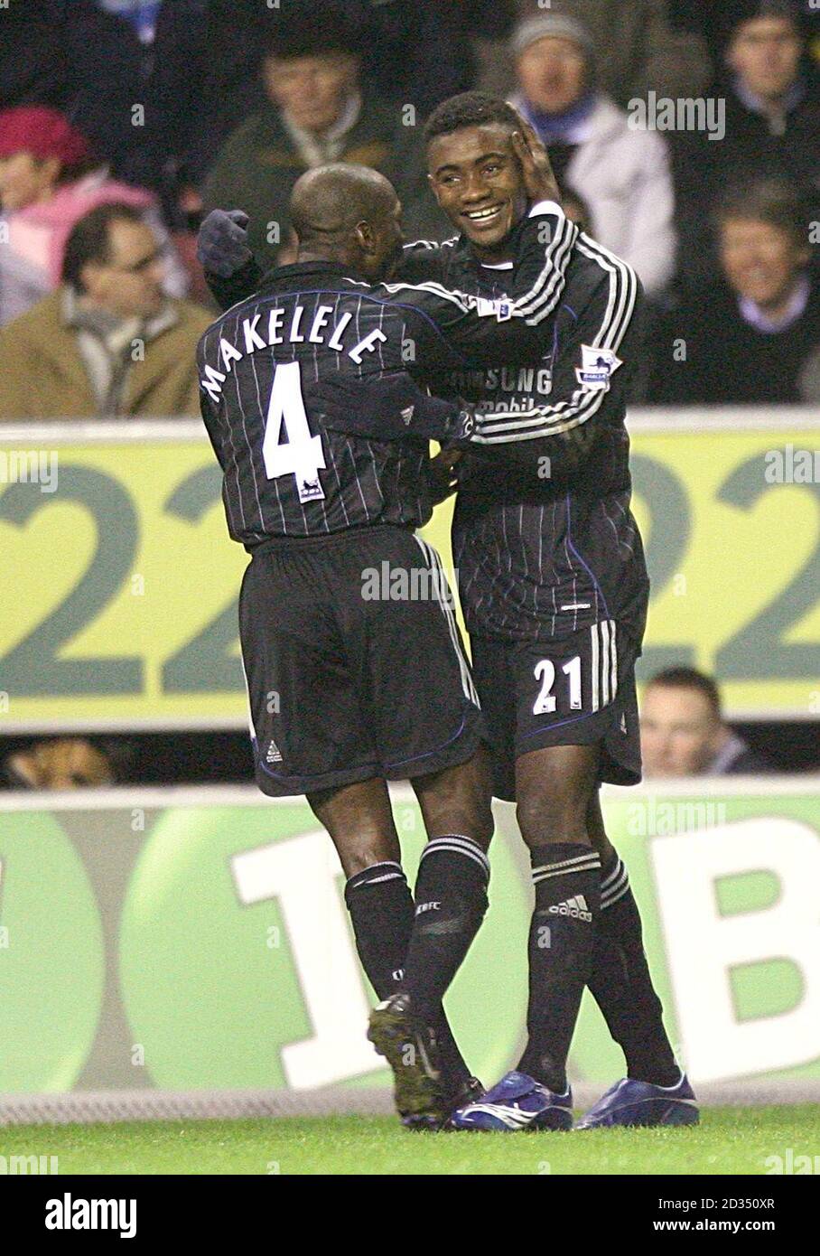 Salomon Kalou di Chelsea (a destra) celebra il suo obiettivo Foto Stock
