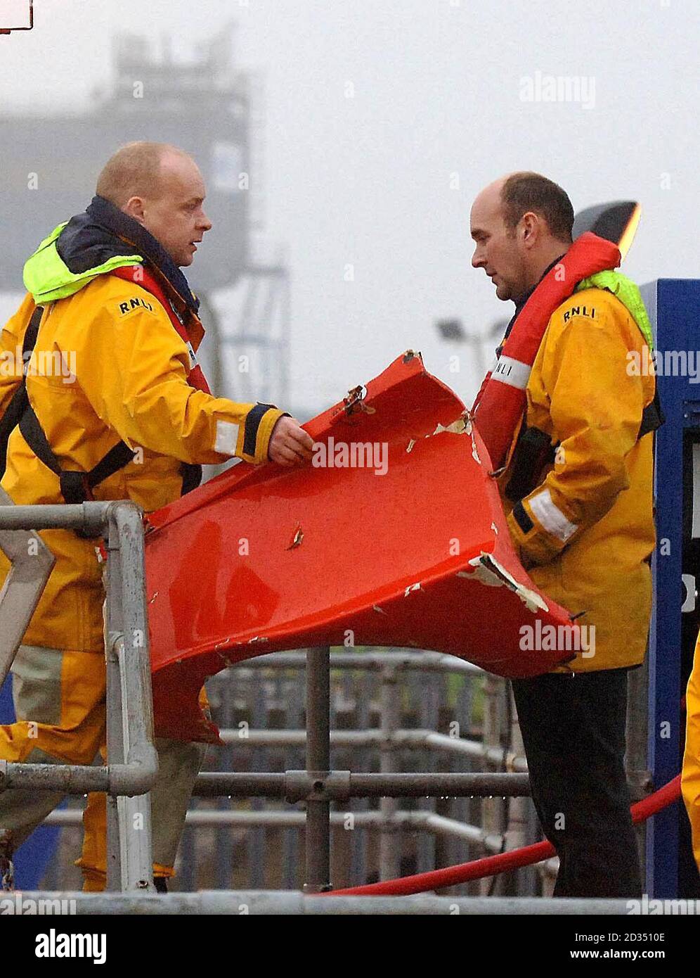 Il relitto dell'elicottero civile, che ieri è salito in acqua al largo di Morecambe Bay, è portato fuori Fleetwood Lifeboat. Foto Stock