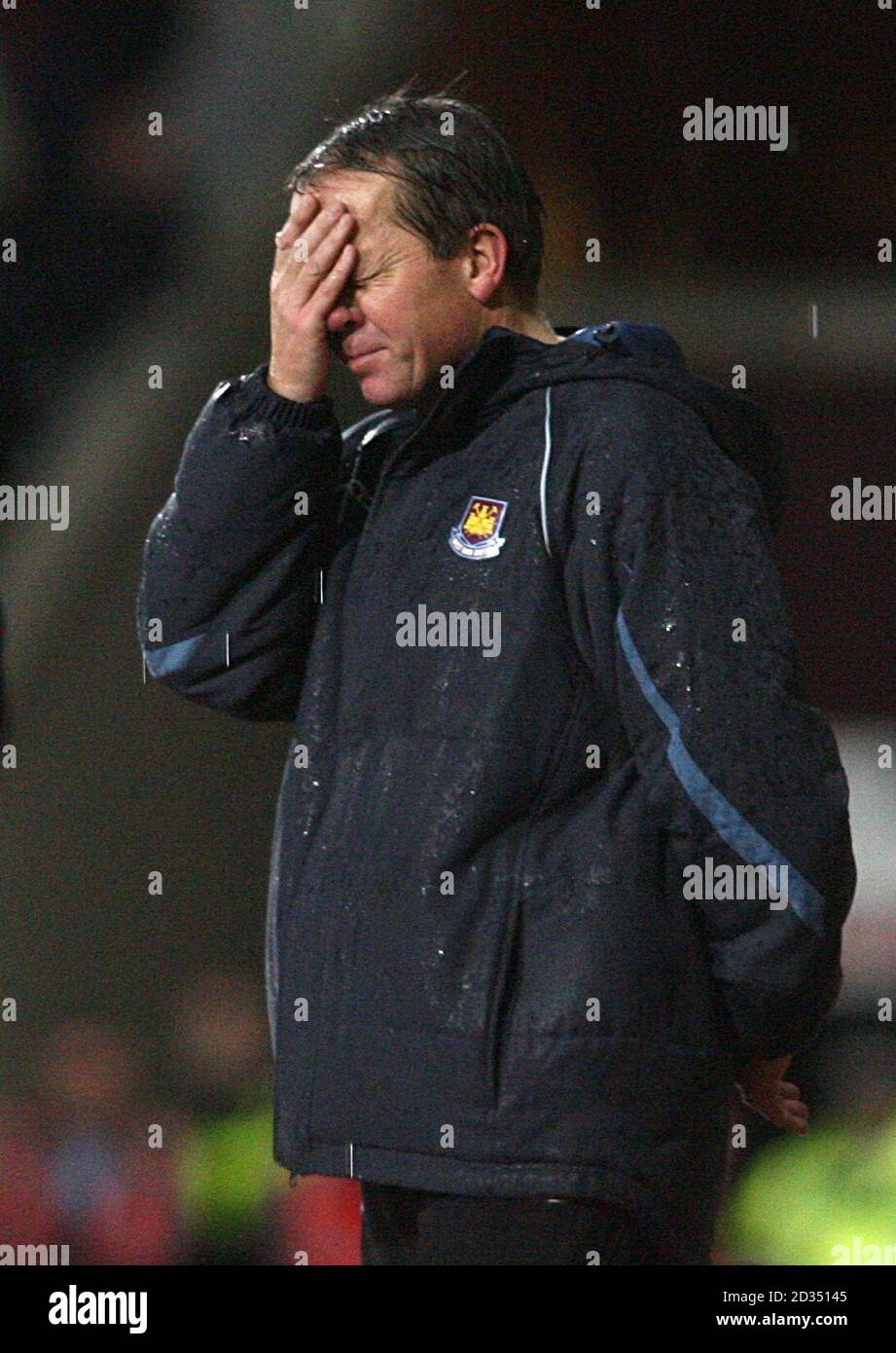 Il manager di West Ham United Alan Curbishley si alza in piedi Foto Stock