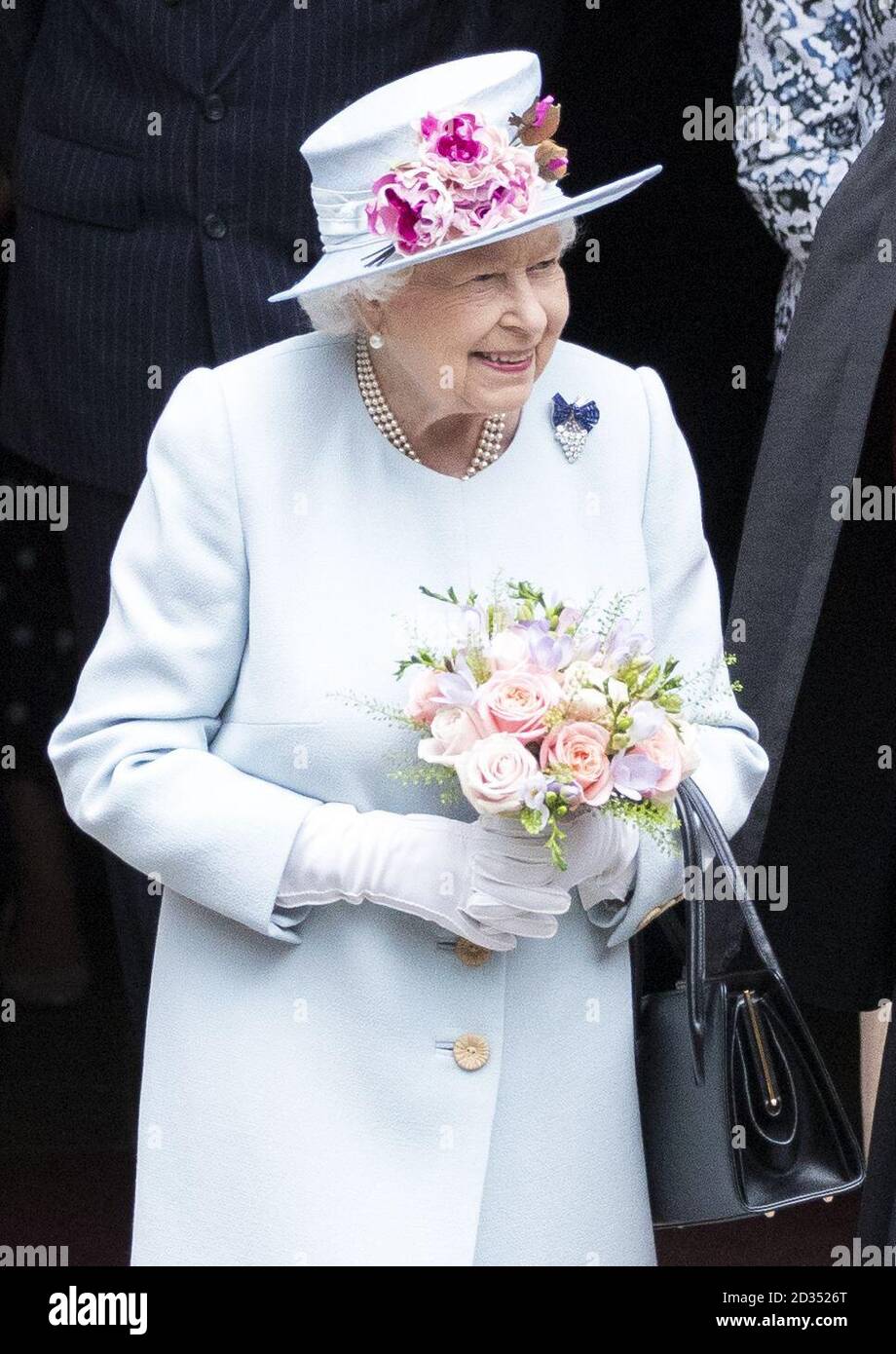 Queen Elizabeth II lascia la Canongate Kirk di Edimburgo dopo aver frequentato la domenica servizio in chiesa. Foto Stock