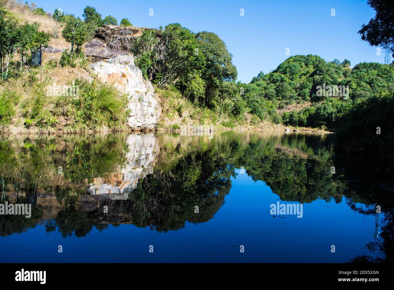 Lago naturale in montagna con riflesso chiaro di montagna e sul lago di Cherrapunji a Meghalaya, India nord-orientale Foto Stock
