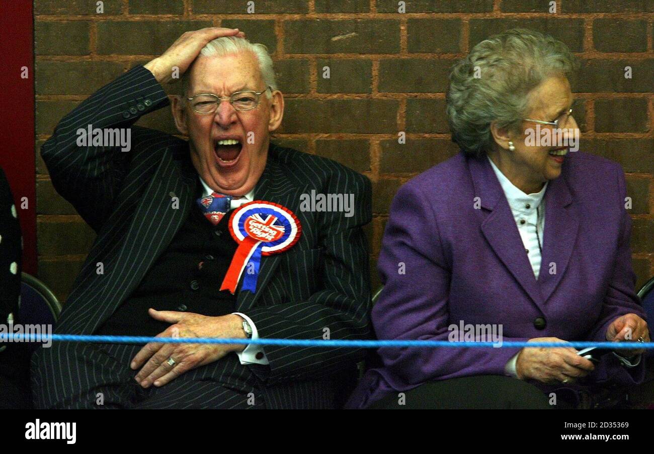 Ian Paisley, leader del Partito democratico Unionista, con sua moglie Eileen al centro del conteggio delle elezioni a Ballymena. Egli e Martin McGuinness di Sinn Fein dovrebbero essere eletti all'Assemblea dell'Irlanda del Nord. Foto Stock