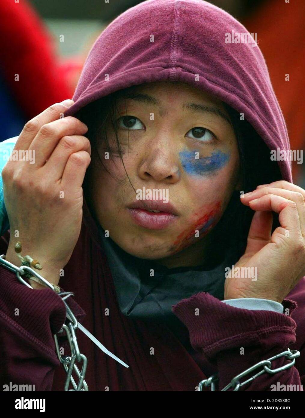 Un protetore nel centro di Edimburgo durante una marcia all'ambasciata cinese per celebrare la Giornata dell'rivolta tibetana. Foto Stock