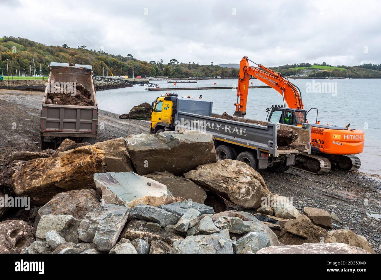 Bantry, West Cork, Irlanda. 7 Ott 2020. Cork County Council ha firmato le riparazioni al muro del mare sulla Beicin Walkway a Bantry dopo che alcune parti del muro hanno cominciato a sgretolarsi nel recente cattivo tempo. Gli scavatori cingolati stanno posizionando rocce pesanti sulla spiaggia nel tentativo di prevenire ulteriori corrosione del popolare passaggio pedonale. Credit: AG News/Alamy Live News Foto Stock