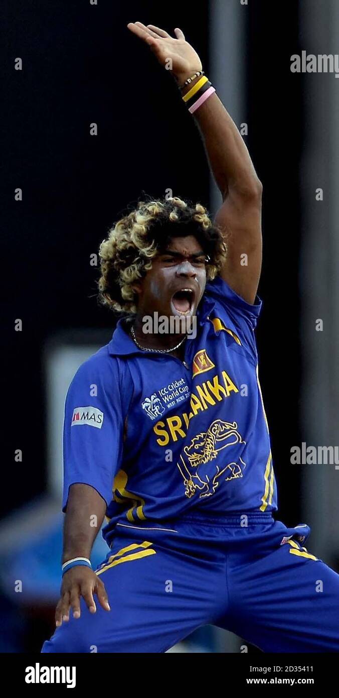 Lo Sri Lanka Lasith Malinga prende il wicket di ed Joyce in Inghilterra durante la partita ICC Cricket World Cup allo stadio Sir Vivian Richards, St Peter's, Antigua. Foto Stock