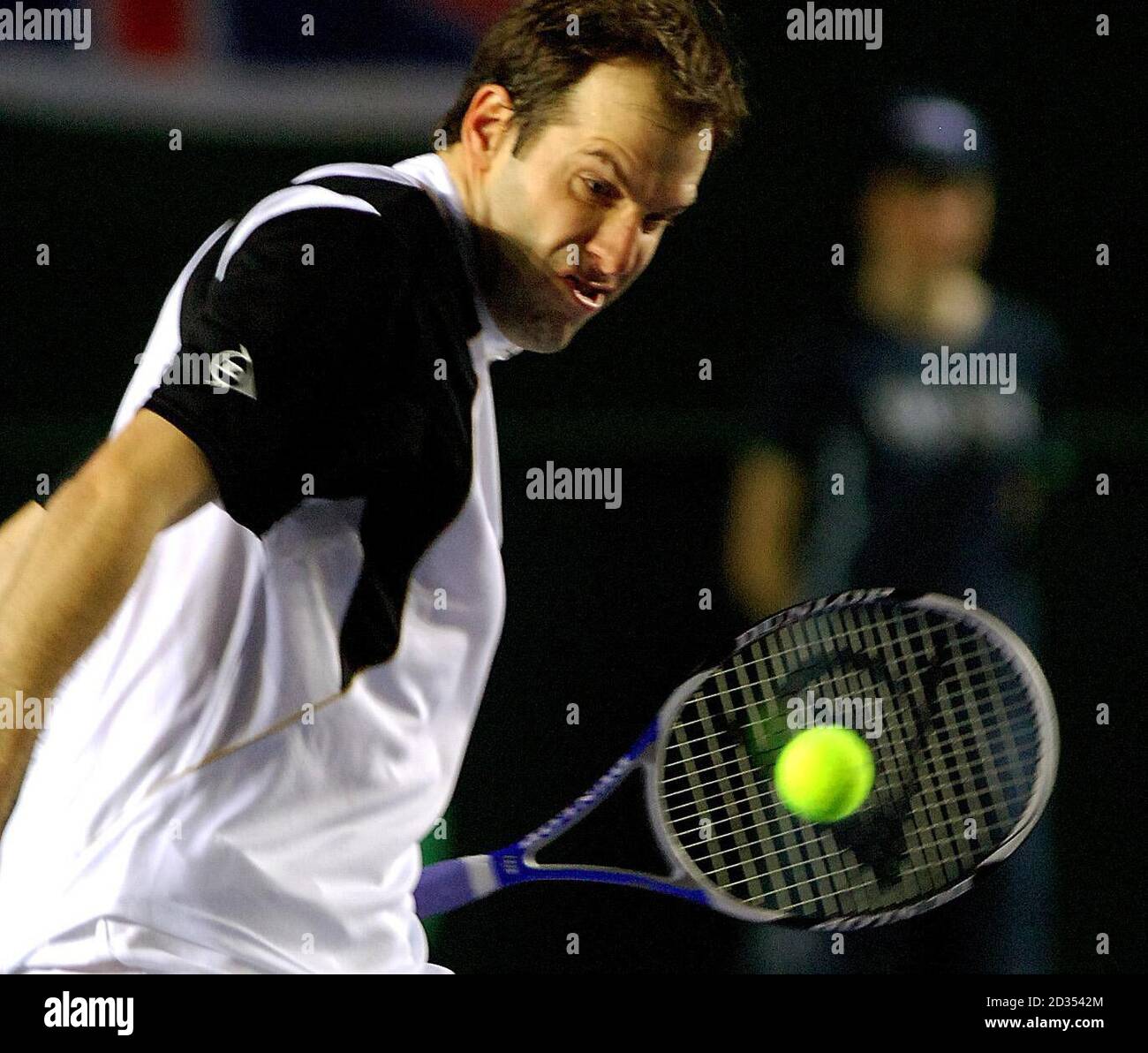 Greg Rusedski della Gran Bretagna in azione contro Robin Haase e Rogier Wassen dei Paesi Bassi nella Davis Cup Euro-African zone Group One si raddoppia al NEC di Birmingham. Foto Stock