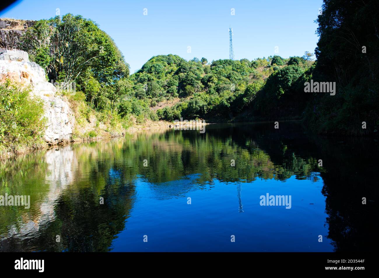 Lago naturale in montagna con riflesso chiaro di montagna e sul lago di Cherrapunji a Meghalaya, India nord-orientale Foto Stock