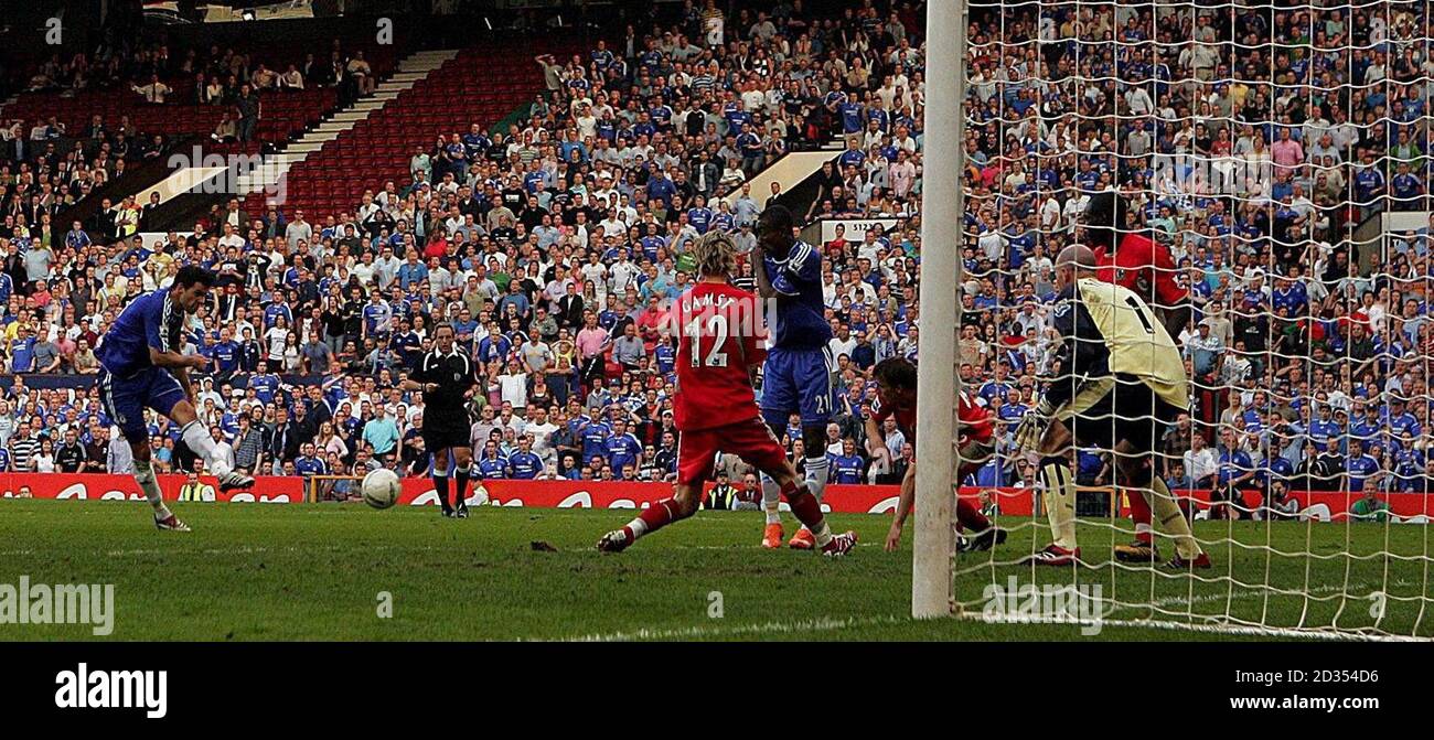 Michael Ballack di Chelsea (a sinistra) segna durante il tempo extra della partita semifinale della fa Cup a Old Trafford, Manchester. Foto Stock