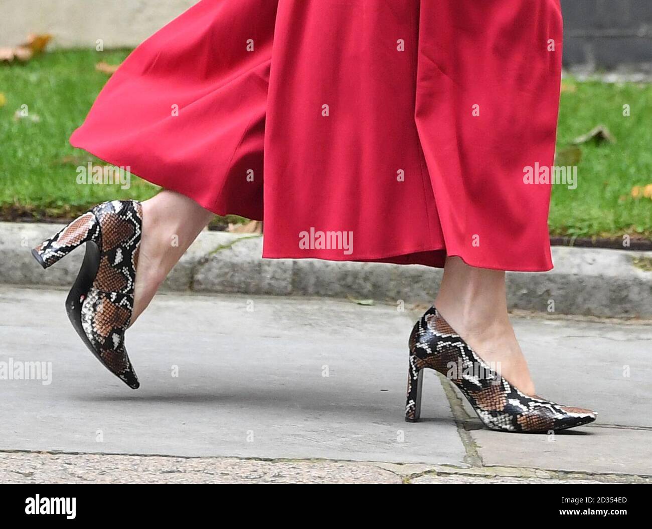 Scarpe con motivo in pelle di serpente indossate dal Segretario del Commercio Internazionale Liz Truss mentre lascia 10 Downing Street Londra dopo una riunione del Gabinetto Foto stock Alamy