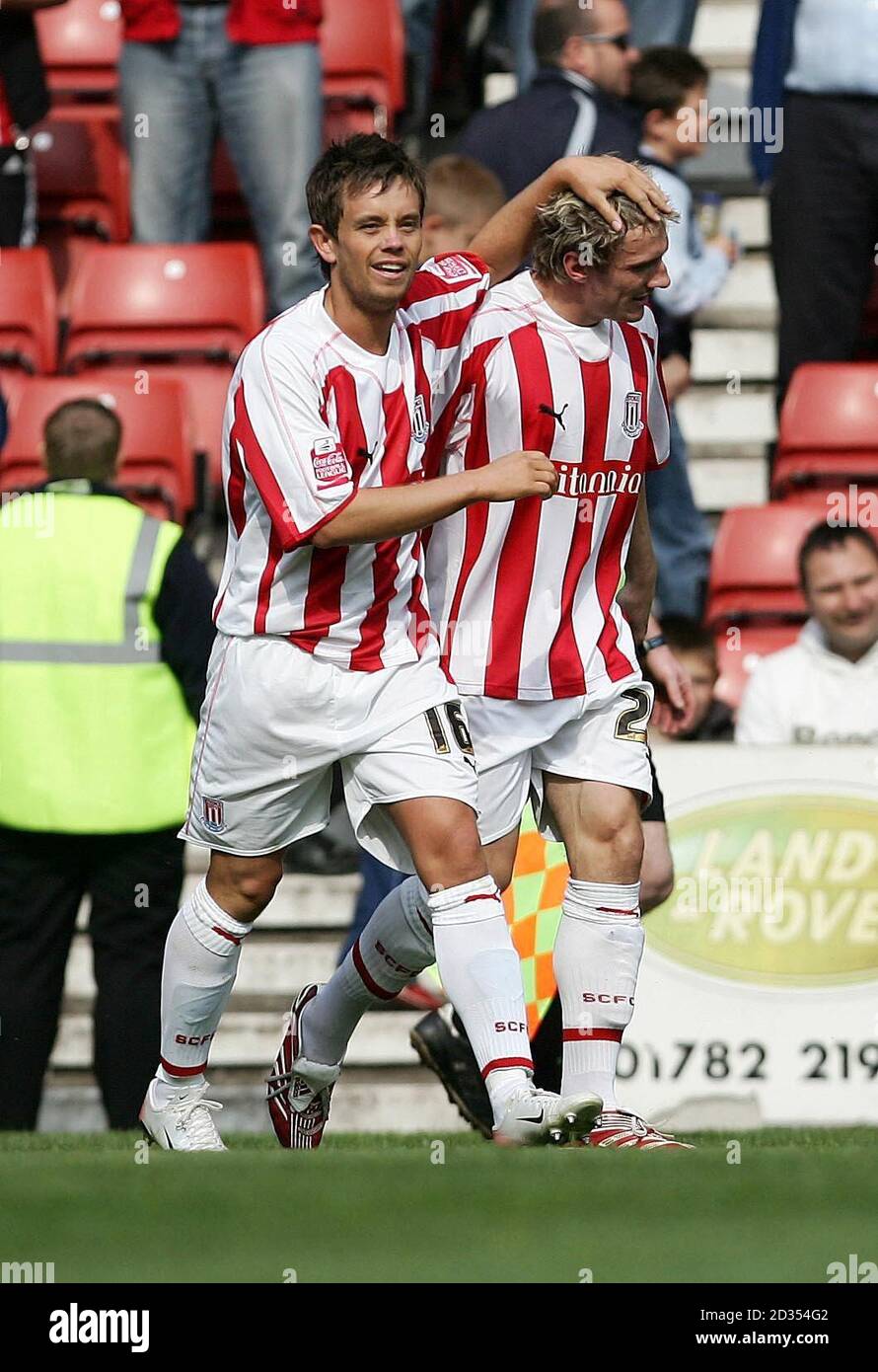 Il Liam Lawrence di Stoke viene crongratulato da Lee Hendrie (a sinistra) dopo aver segnato durante la partita del Coca-Cola Football Championship al Britannia Stadium di Stoke. Foto Stock