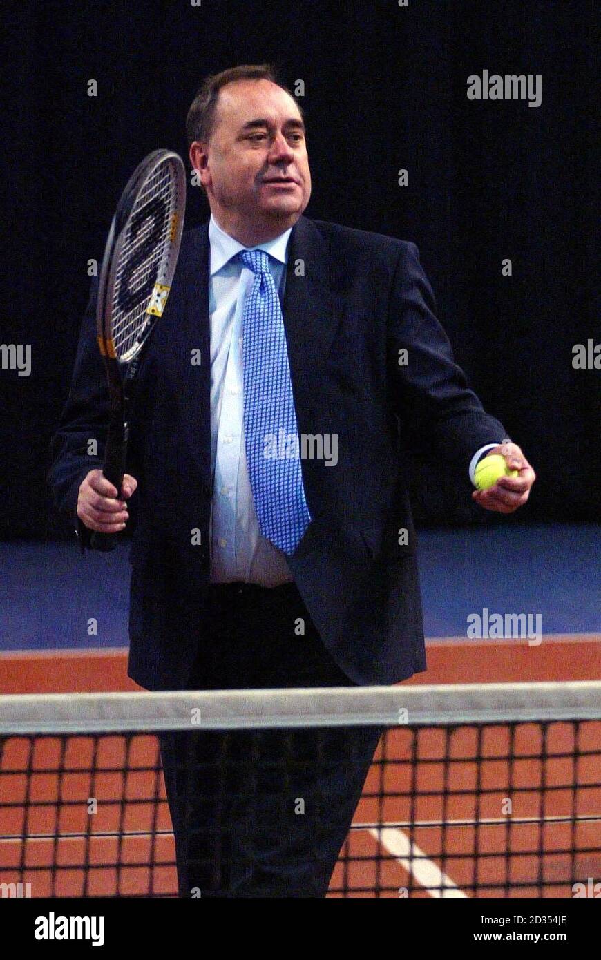 Il leader del Partito Nazionale Scozzese Alex Salmond scatta alcune partite di tennis durante un tour delle nuove strutture sportive della Stirling University. Foto Stock