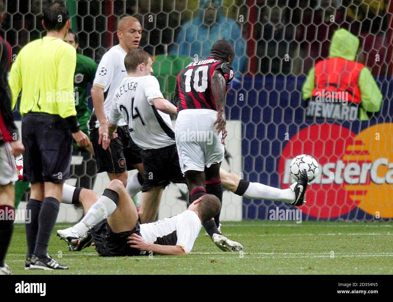 Il Clarence Seedorf dell'AC Milan segna contro Mnchester United durante la seconda tappa della UEFA Champions League Semifinale a San Siro, Milano, Italia. Foto Stock