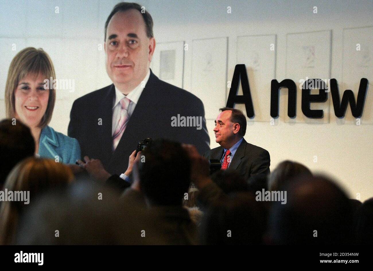 Il leader del Partito Nazionale Scozzese Alex Salmond in scena ad un partito post-elettorale nell'Hub cafÃ© di Edimburgo. Foto Stock